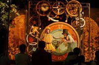 Avanç Festa Major 2004La Cia. La Tal combina humor i sorpresa a 'El carilló'.