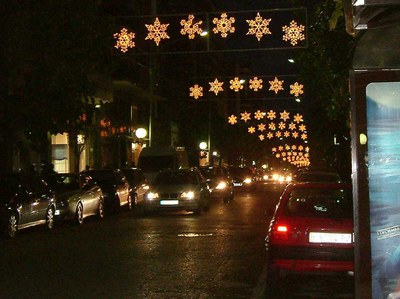 Ripollet s’engalana amb bombetes de baix consum per rebre el Nadal.