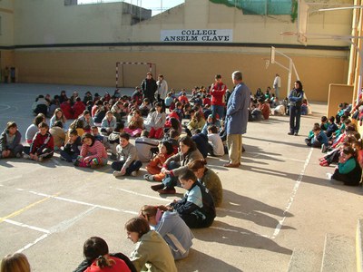 Els escolars fan tres minuts de silenci en record de les víctimes del tsunami.