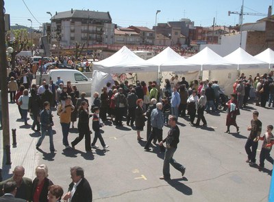 Multitudinària i participativa edició del Sant Jordi a la Rambla.