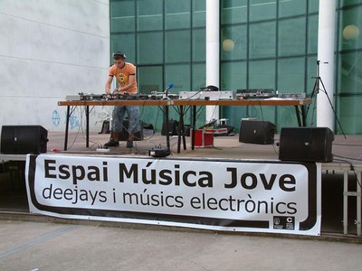 El Casal de Joves comença a recollir les maquestes del 'Ripollet Zona Dj 2005'.