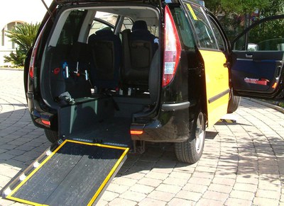 Radio Taxi Cerdanyola posa al servei de Ripollet el segon taxi adaptat.