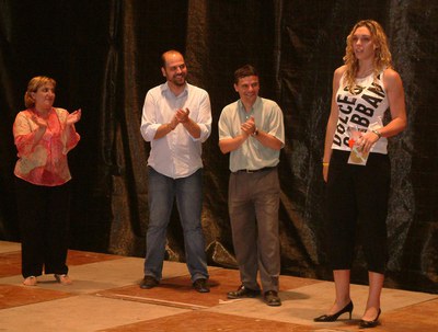 El PAME lliura la seva insígnia d’or a Lucila Pascua.