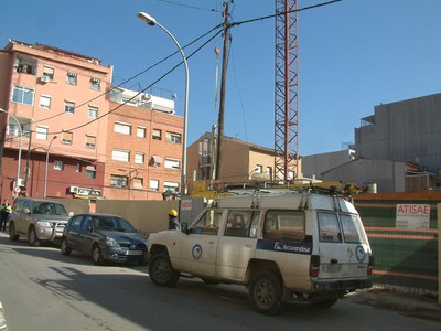Un camió trenca una línia de llum entre els carrers de Pau Casals i Fontanella.
