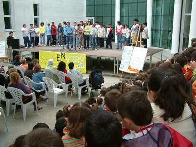 El llibre de l’exposició de Kim Manresa comptarà amb els poemes de tres nens de Ripollet.