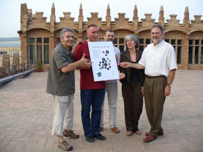 Voluntaris de Cerdanyola i Ripollet promouen un llibre de contes en favor de la Fundació Esclerosi.