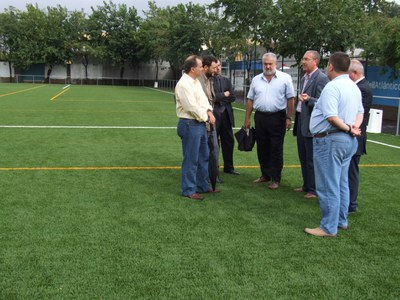 L’alcalde de Montcada visita el camp de futbol municipal de Ripollet.