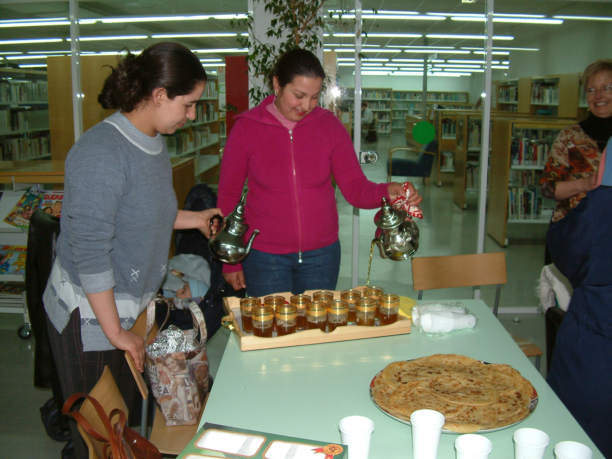 ripollet-cultura-dia-dona-bibliotcea-contes-mil-i-una-nits-070307 (1).JPG