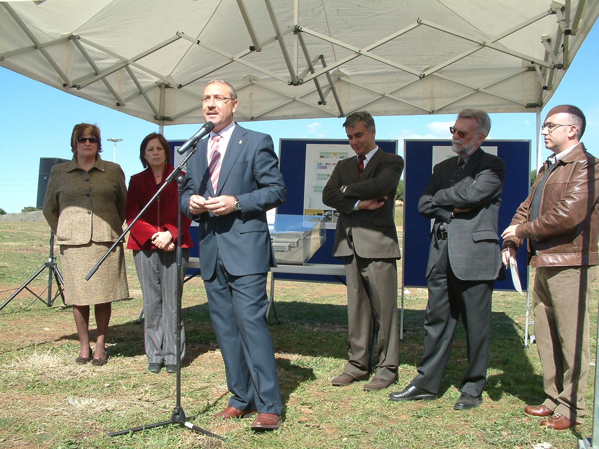 ripollet-urbanisme-centre-gent-gran-visita-consellera-080307.jpg (32).JPG