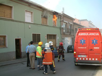 Incendi sense incidents a un habitatge del carrer de Pau Casals.