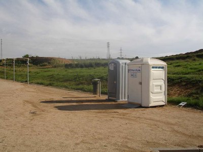 El Parc dels Pinetons compta amb lavabos públics.