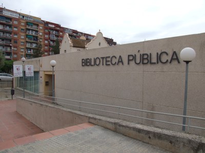 S'instal·la un rètol sobre la façana de la biblioteca.