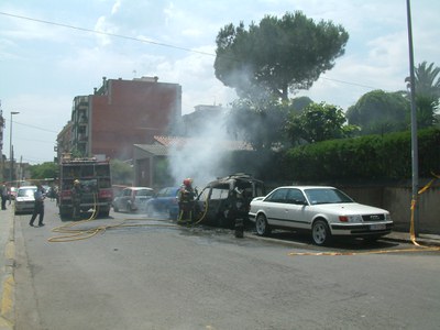 ripollet-societat-incendi-cotxe-bombona-050607%20(1).JPG