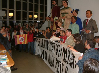 Manifestacions polítiques i veïnals contra el Rei i la hispanitat.