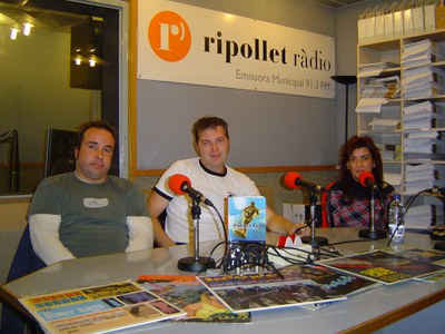Dídac Piquer presenta “Summer fun. Història de la Música Surf” al programa “El Camaleó Roig”.
