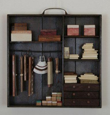 L'escultora Anna Riverola exposa 'Maletes' al CEIP El Martinet.