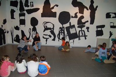 Es presenta la mostra de treballs del programa d'arts visuals de l'Eduart. .