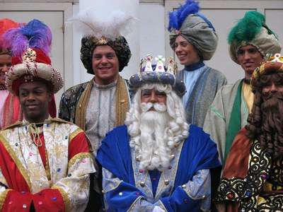 Ses Majestats els Reis Mags d'Orient visiten els nens i nenes de Ripollet.