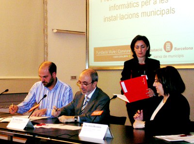 Conveni amb la Diputació i la Fundació Viure i Conviure per a l'adquisició de material informàtic.