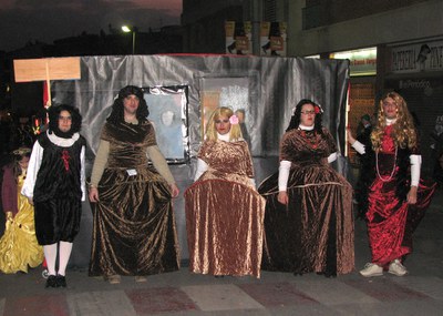 Mig miler de persones es disfressen a la rua de Carnaval 2008.