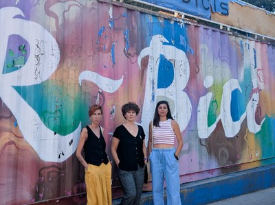 D'esquerra a dreta: la regidora de Decidim, Núria Chaves; la portaveu, Txell Caler i l'exregidora, Andrea Guijarro..