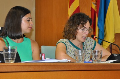 D'esquerra a dreta: Andrea Guijarro, núm. 2 de Decidim i Txell Caler, cap de llista de Decidim (foto d'arxiu del Ple de constitució del 17-6-23).