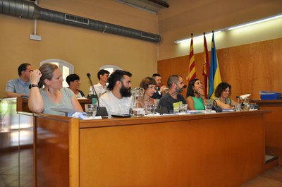 Els 6 regidors i regidores del grup de Decidim en la primera fila de la bancada durant el Ple d'investidura del 17 de juny de 2023..