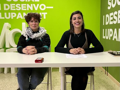 D'esquerra a dreta: Txell Caler, portaveu de Decidim i Andrea Guijarro, regidora de Decidim.