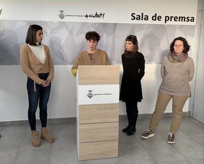 D'esquerra a dreta, les regidores de Decidim Andrea Guijarro, Meritxell Caler i Núria Chaves i l'extinenta d'alcaldia de Decidim, Pilar Castillejo.