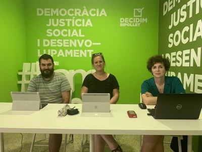 Representants de l'actual grup de Decidim, d'esquerra a dreta, el regidor Aleix Monzó i les regidores Sílvia Soler i Txell Caler.
