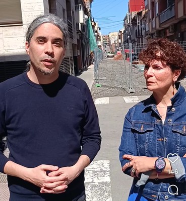 L'anterior alcalde, José María Osuna i l'actual portaveu de Decidim, Txell Caler, explicant el comunicat a les xarxes..