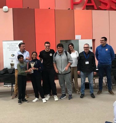 D'esquerra a dreta: Ephrem Christa Pereira, Catherine Maria Pereira, Rubén Cortés i Eloi Serrano. Foto: Club d'Escacs Palau Ausit..