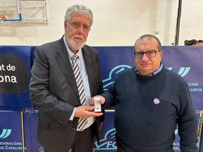 Joan Arnau rebent la insígnia d'or de la Federació de mans de l'actual president, Agustí Masip. Foto: CTT Ripollet.
