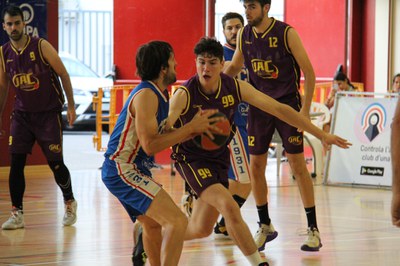 Roger Vilanova atacant la cistella del JAC Sants. Font: AB Cunit..