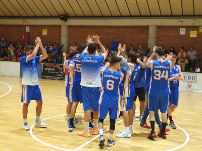 El CB Ripollet aplaudeix l'afició després del partit per agrair el seu recolzament. Fotos: Jordi Jorba..