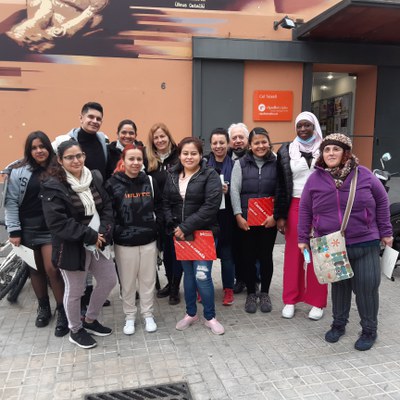 Els alumnes de l’Oficina de Català graven un programa especial amb motiu del Dia Mundial de la Poesia.