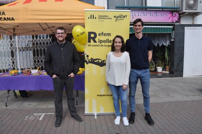 Pau Morales, Núria Escursell i Roger Bayó, la paradeta d'ERC al carrer del Sol el passat 25 de març.