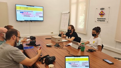 Els regidors Oriol Mor i Andrea Guijarro, explicant el nou portal durant la seva presentació.