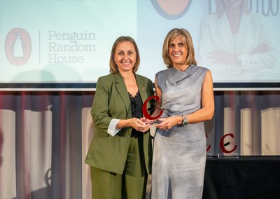 D'esquerra a dreta: Eva Menor, consellera d'Igualtat i Feminismes de la Generalitat i Núria Cabutí, empresària editorial.