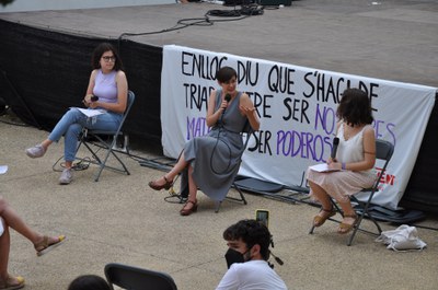 Jenn Díaz, a la presentació del llibre, acompanyada d'Ainara Tatché i Núria Escursell de Jovent Republicà.