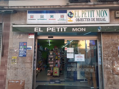 Administració El Petit Món, situada al carrer de l'Estació, 10. Foto: Aurora Lledó..