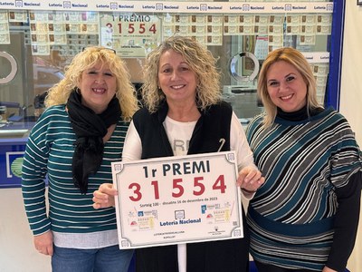 L'administració de loteries Tresdelalluna reparteix el primer premi de la Loteria Nacional de dissabte.