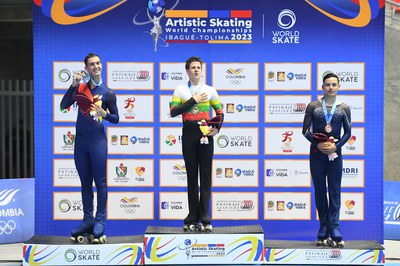 Llorenç Àlvarez, del CPA Ripollet, amb la medalla de plata aconseguida. Foto: Raniero Corbelletti/Real Federación Española de Patinaje.