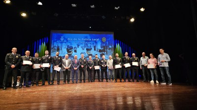 Imatge de l'acte amb les autoritats i alguns dels agents distingits..