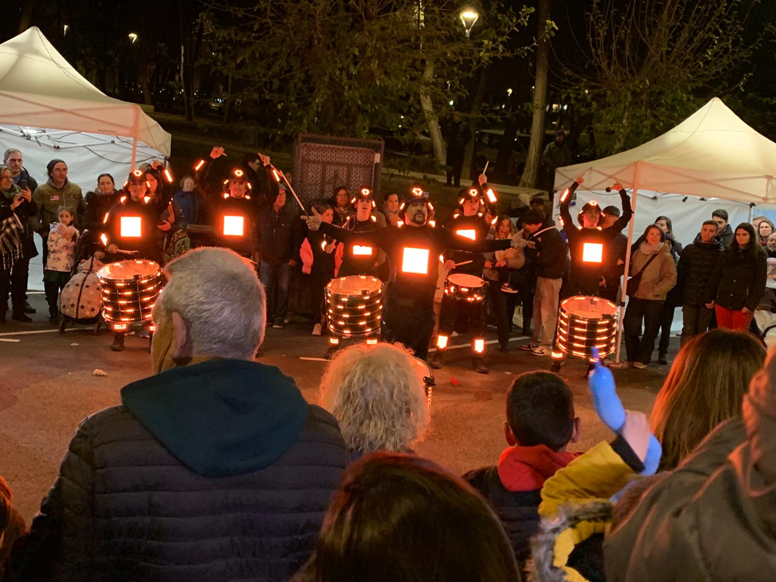 L'actuació de la Batukada lluminosa ha sorprès el públic.jpeg