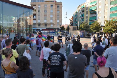La concentració de Proud LGTBI Ripollet va aplegar desenes de persones malgrat la calor.