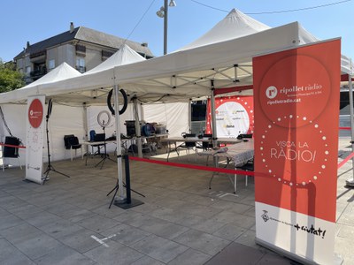 Estand de Ripollet Ràdio durant la Festa Major..