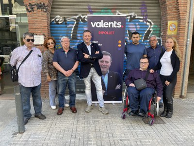 Membres de la candidatura de Valents davant el local de l'antic Celler Cooperatiu.