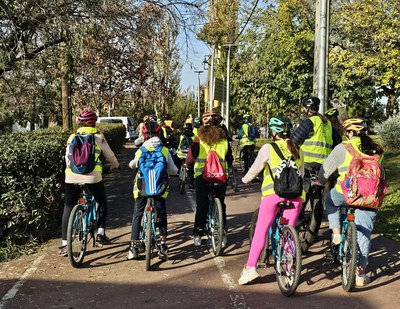 Més de 200 alumnes descobreixen en bici el Parc dels Pinetons.