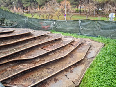 Iniciat el desmantellament de la font metàl·lica del pavelló Joan Creus.